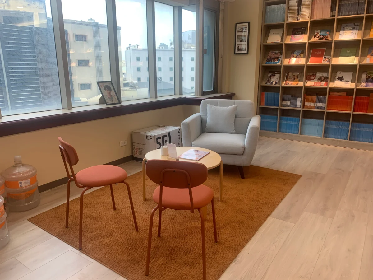 非凡遊學台南辦公室沙發休息區