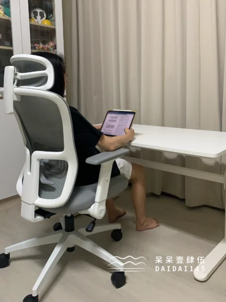 YOKA 佑客家具 APOLLO 人體工學椅搭配升降小白桌也非常適合小隻女生