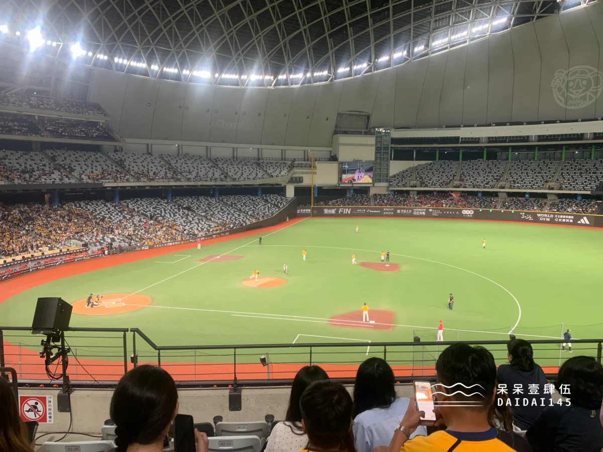臺北大巨蛋座位視野:L2 內野 207 區 6 排正前方(比賽中)