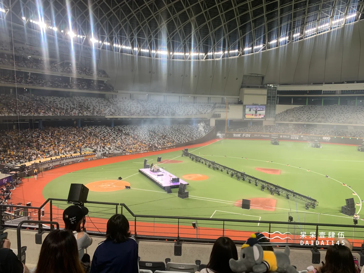 臺北大巨蛋座位視野:L2 內野 207 區 6 排正前方(搭建舞台中)