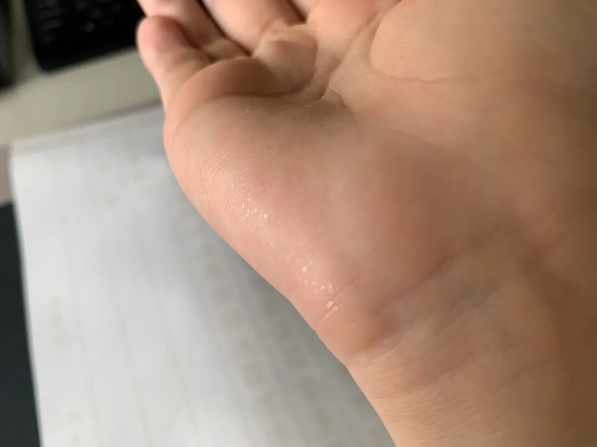 使用《金蕊行願抄經筆》手掌可能會沾到粉